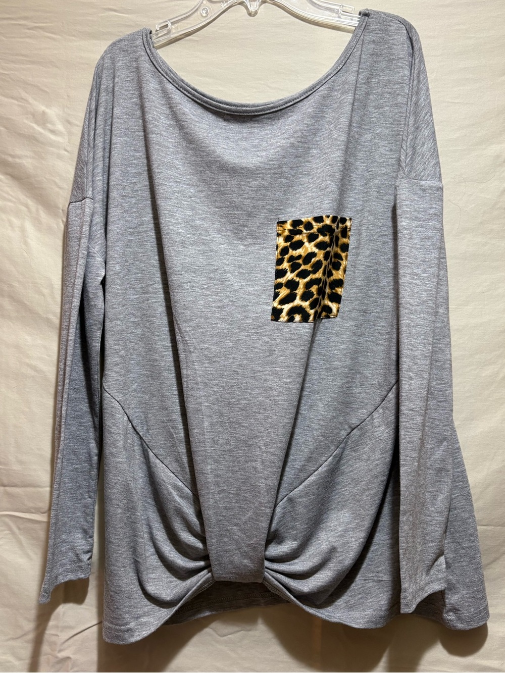 Cnokzol Women’s Size XL Grey Twist-Hem Long Sleeve Tee with Leopard Pocket - Picture 2 of 5